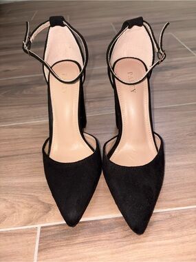 Party Black Pointed Toe Ankle Strap Pumps Size 6 - Used